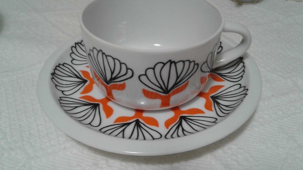 Conjunto de uma chávena e pires. Antiguidade. SPAL