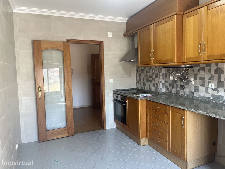 Apartamento T3 | Centro do Bombarral c/ Varanda e 2 Lugares de Garagem