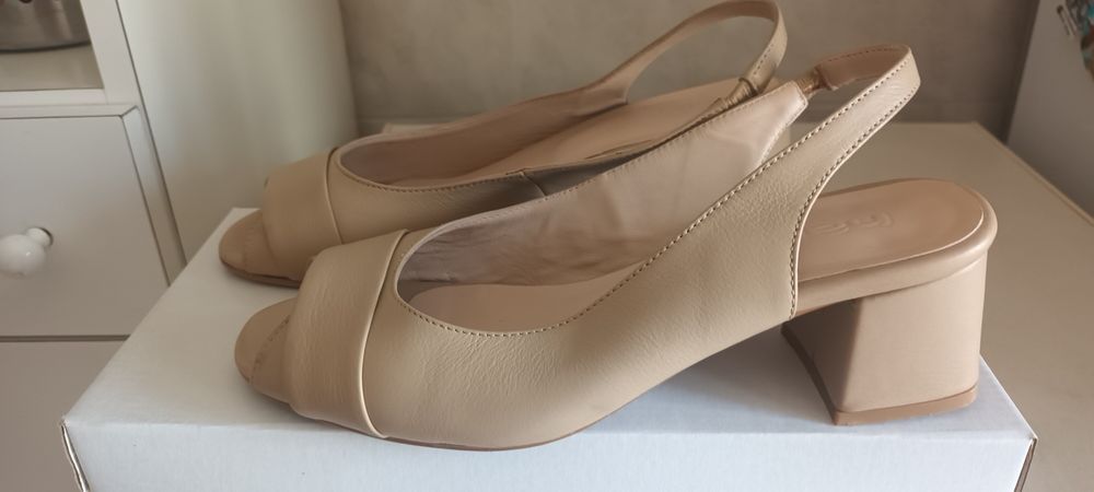 Sapatos bege Haity como novos