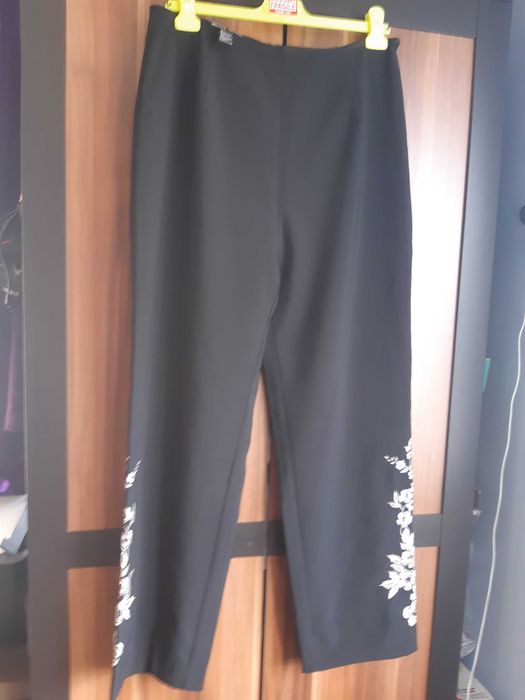 spodnie czarne eleganckie ze srebrnym akcentem na nogawce