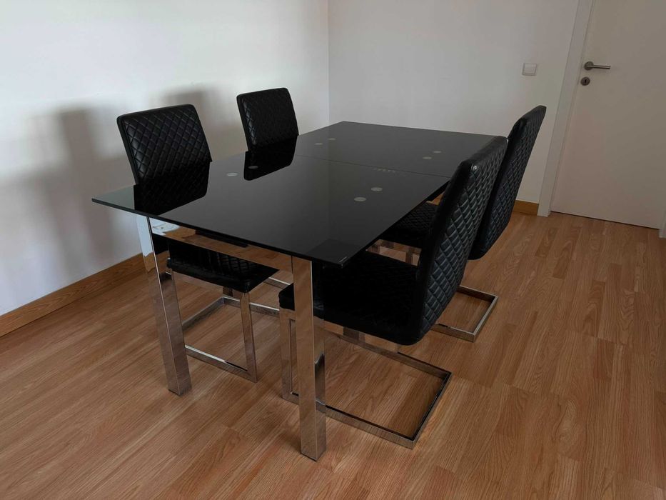 Mesa de jantar extensível em vidro temperado preto + 4 cadeiras almofadadas