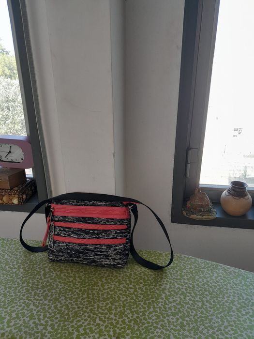 Vendo Mala de Senhora muito bonita como nova