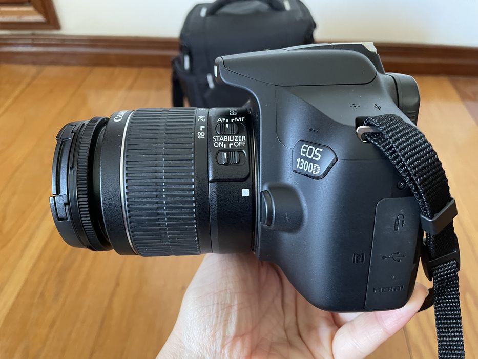 Máquina fotográfica Canon EOS 1300D com lente EFS 18-55mm