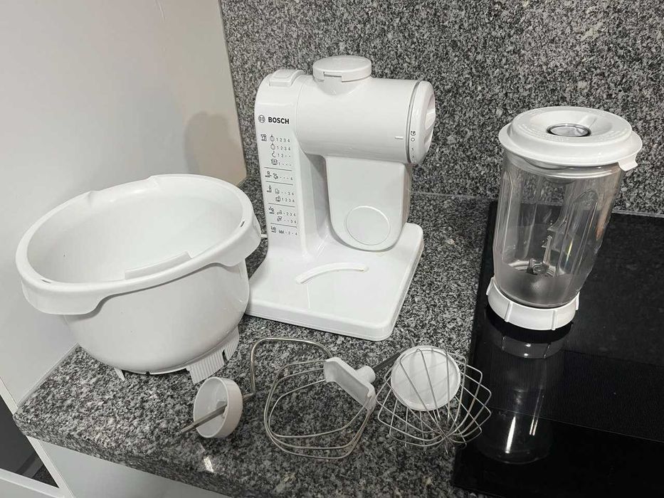 Robô cozinha BOSCH MUM4 Branco, Taça, 3 Varetas + Liquidificadora