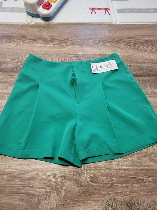 Класні зелені шорти