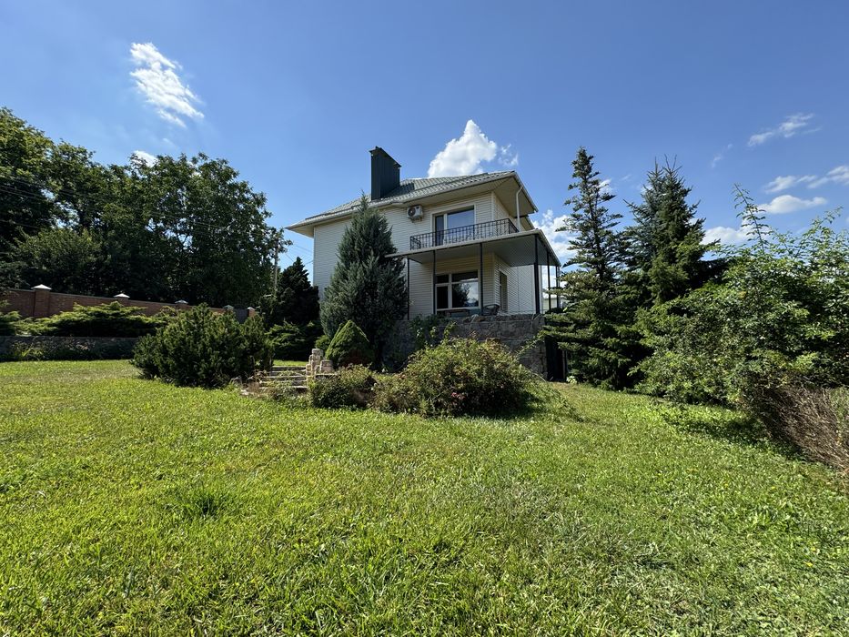 Центр міста. Двоповерховий будинок. З меблями та технікою