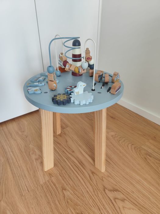 Mesa de atividades de sailors bay
