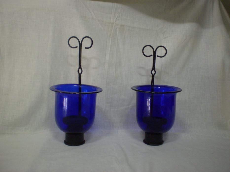 Casticais de Parede Com base de ferro e cupulas de vidro