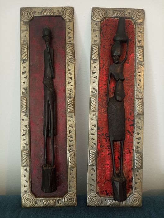 Conjunto de paineis de parede / Quadros tradicionais em metal  trabalhado com estatueta tribal africana esculpida em madeira 54 cm x 15 cm