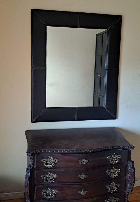 Espelho com moldura em couro