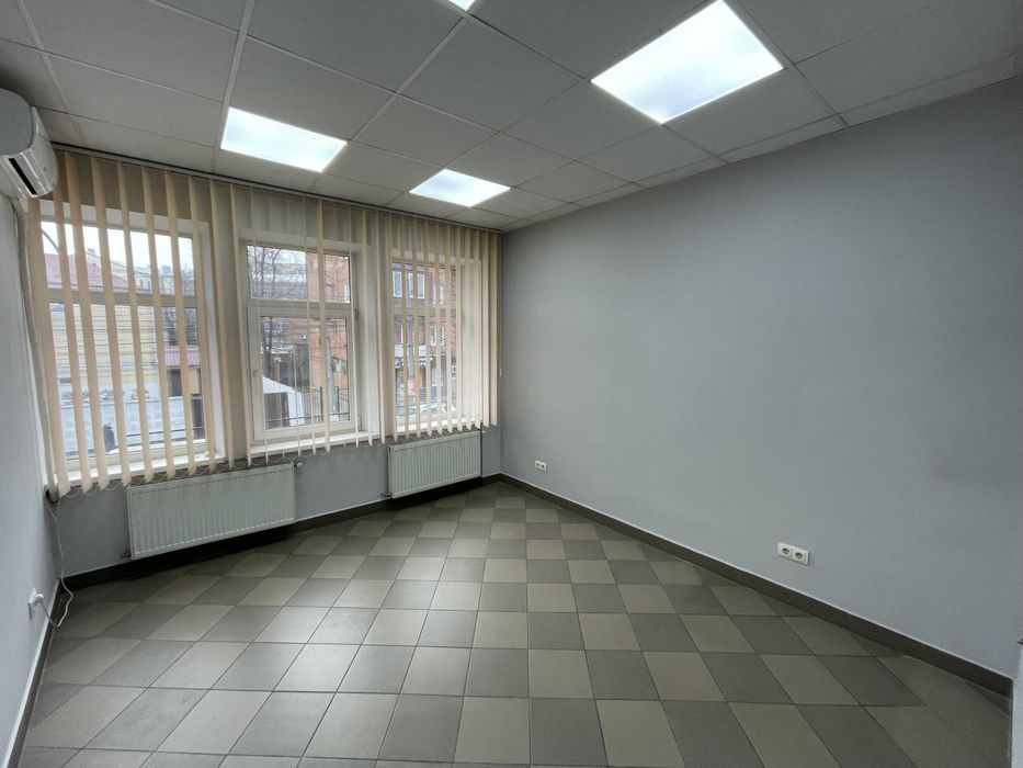 Офіс в самому центрі міста. Є кондиціонер, вода