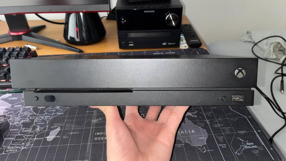 Xbox One X 1 TB + pad, wszystkie kable