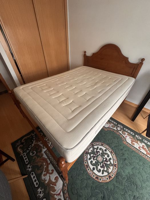 Mobilia de Quarto ( Cama ,Colchão ,estrado , cómoda , mesas cabeceira)