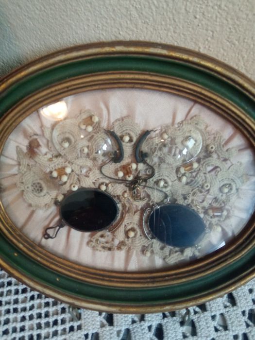 Quadro com  lunetas do tempo dos nossos avós