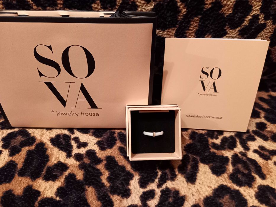 Каблучка " Sova ", керамiка з дiамантами, р. 16.5. Киев.