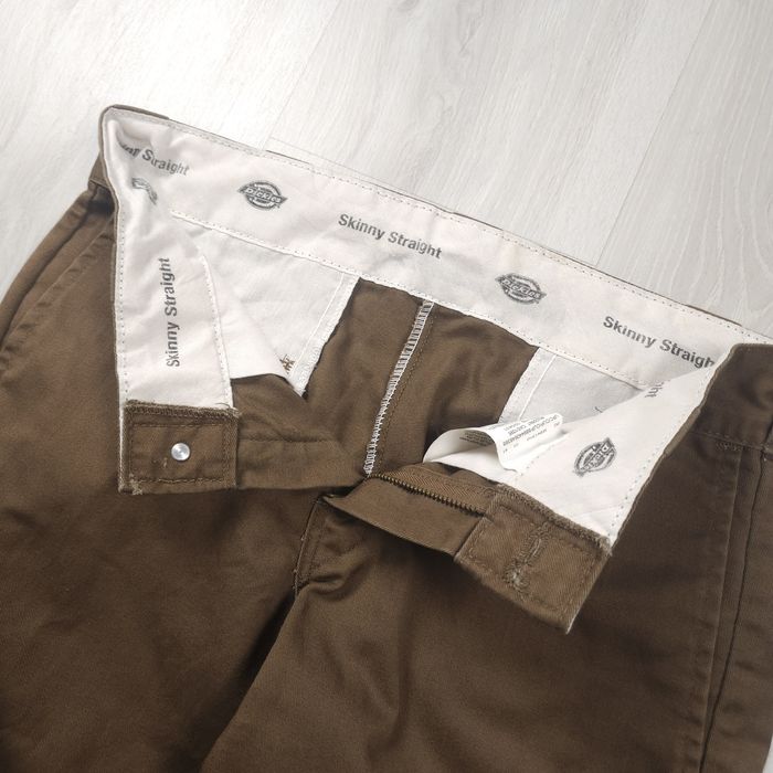 Calça de trabalho Dickies castanha, estilo utilitário slim direito