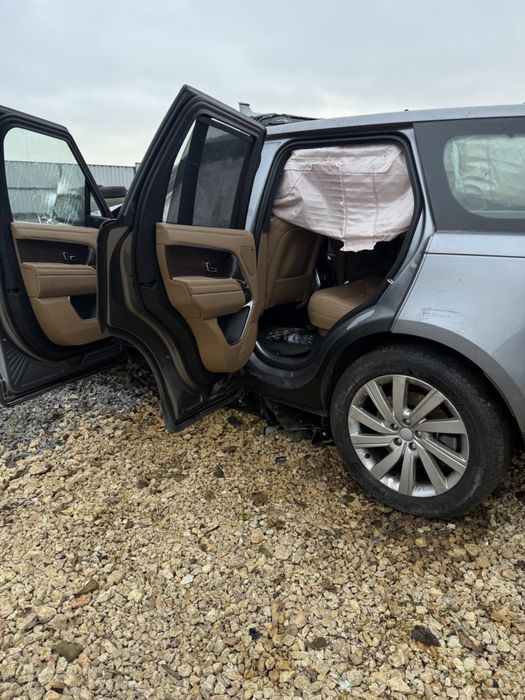 Range rover vogue 2023 бензин 4.4 дтп