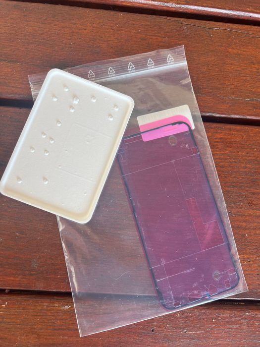 Oryginalny Apple iPhone 13 Pro Max – klej do wyświetlacza + zestaw wkrętów (OEM)