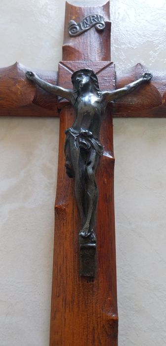 Crucifixo antigo em madeira e metal