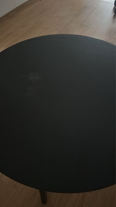 Mesa redonda preta de jantar