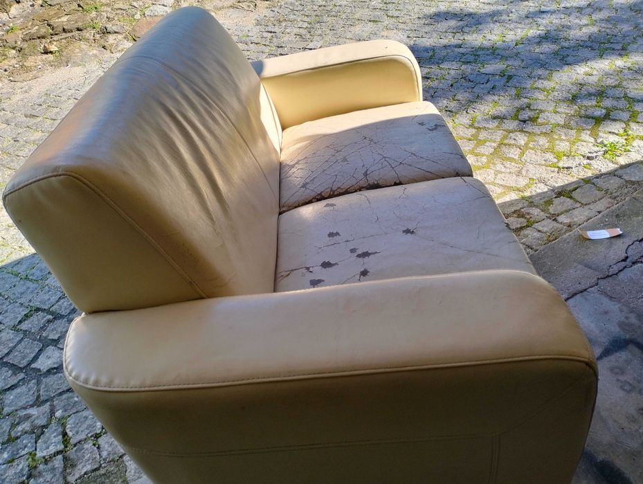 Sofa de dois lugares em bom estado