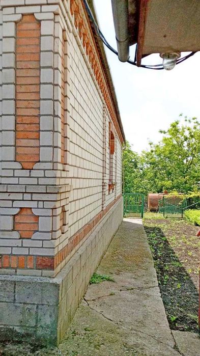 житловий будинок з літньою кухнею та гаражем