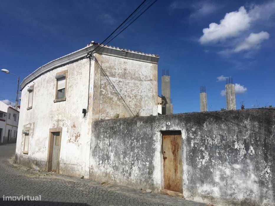 Moradia T4 para reconstrução | Crato — Crato E Mártires, Flor Da Rosa E Vale Do Peso, Portalegre