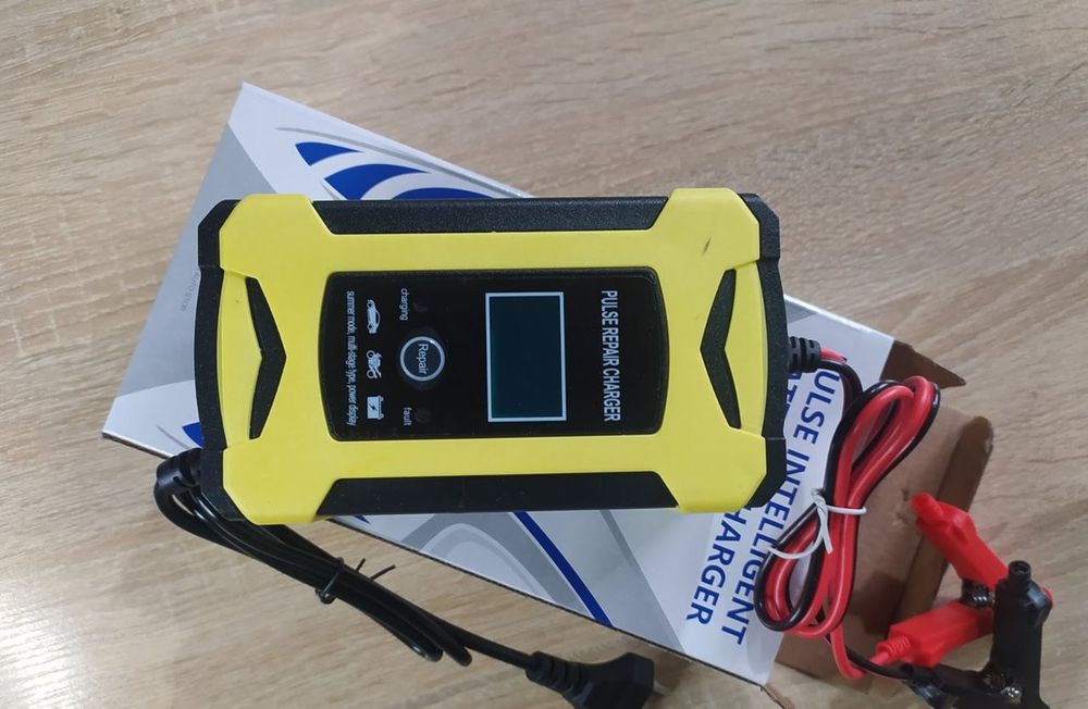 Зарядное устройство автомобильное/зарядка для аккумулятора авто /мото