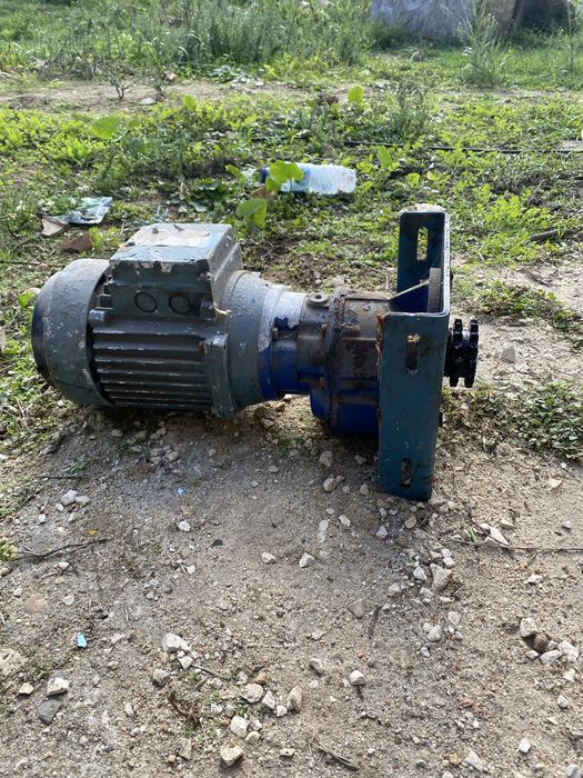 Motor trifasico com caixa redutora.