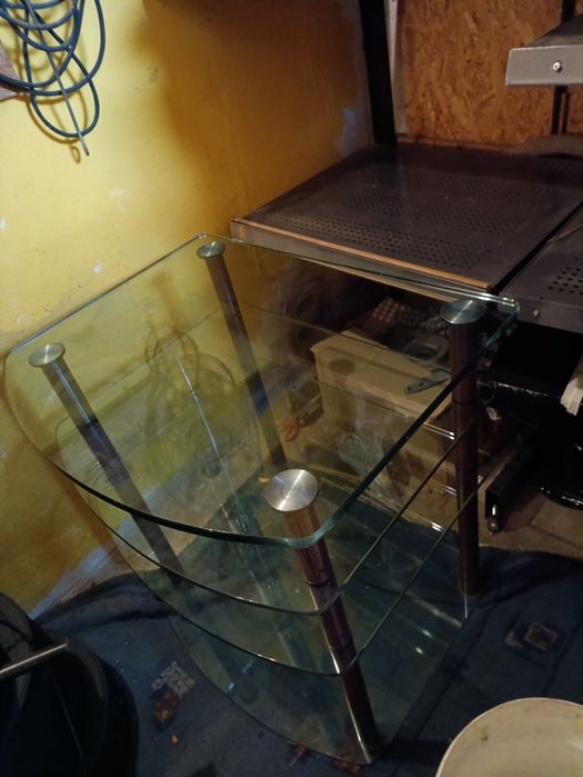 Szklany stolik pod telewizor