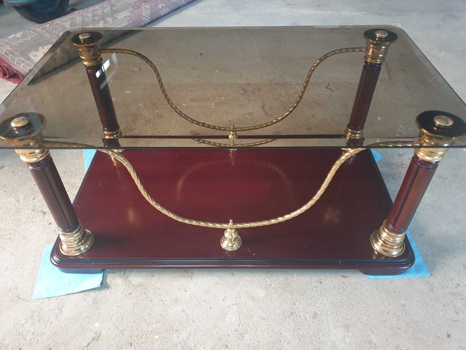 Vendo mesa de jantar, de tv e uma pequena  mesa de sala de estar