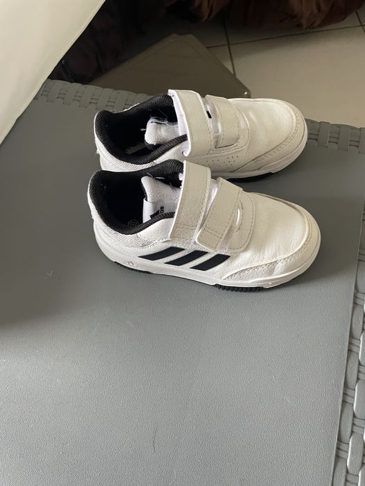 Varios sapatos de bebé