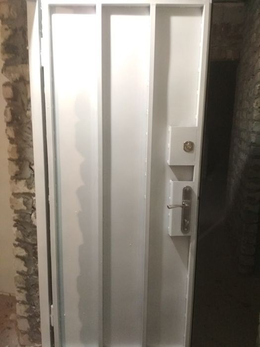 Двери входные бронированные металлические тамбурные перегородки ворота