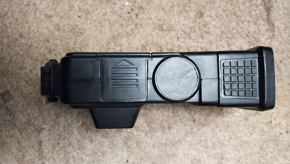 Фотовспышка в отличном состоянии.