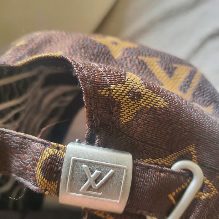 Modna czapka z daszkiem LV