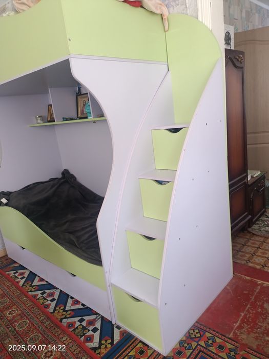 Двухъярусная кровать