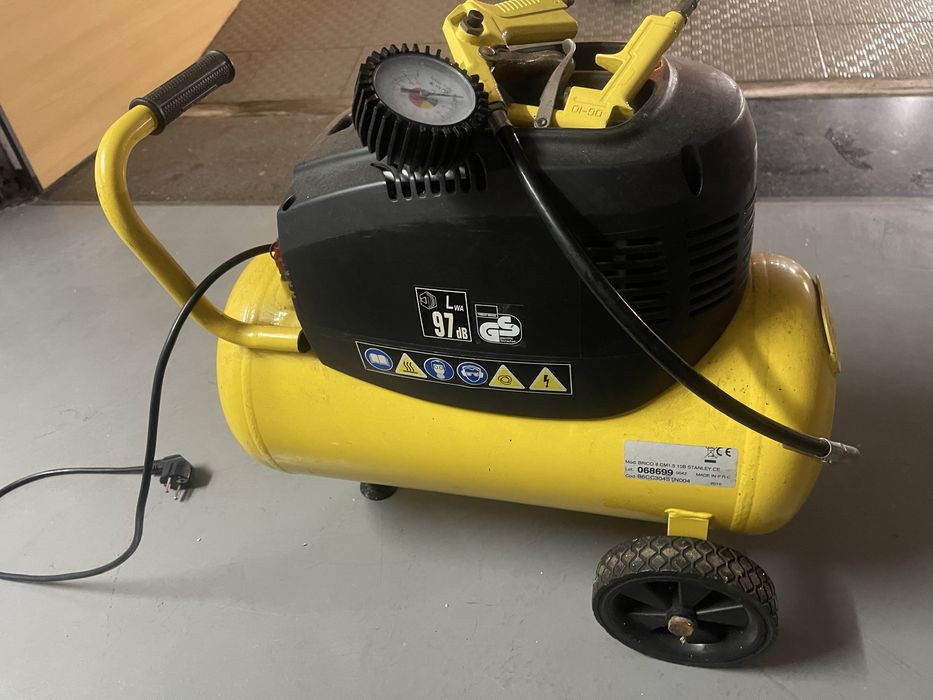 Compressor semi novo 24L sem /oleo