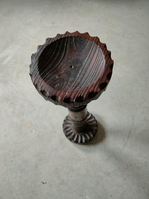 Castiçal vintage em madeira.