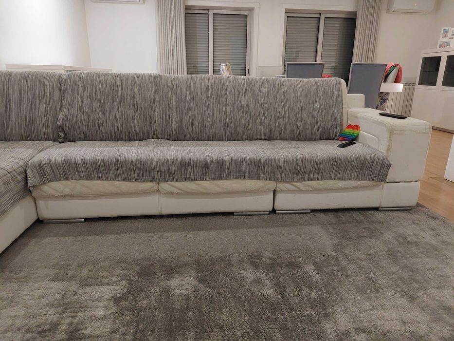 Sofá com chaise longue