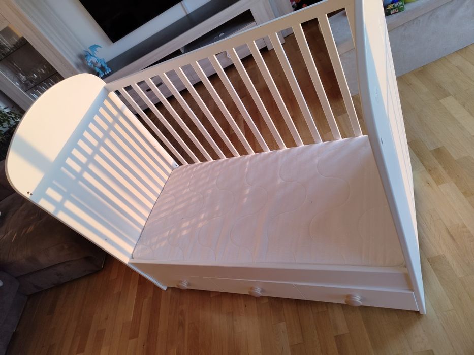 Berço e troca fraldas IKEA