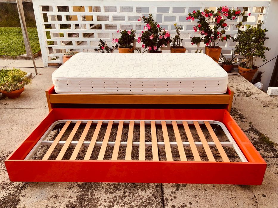 Cama de casal com cama extra em gaveta inferior