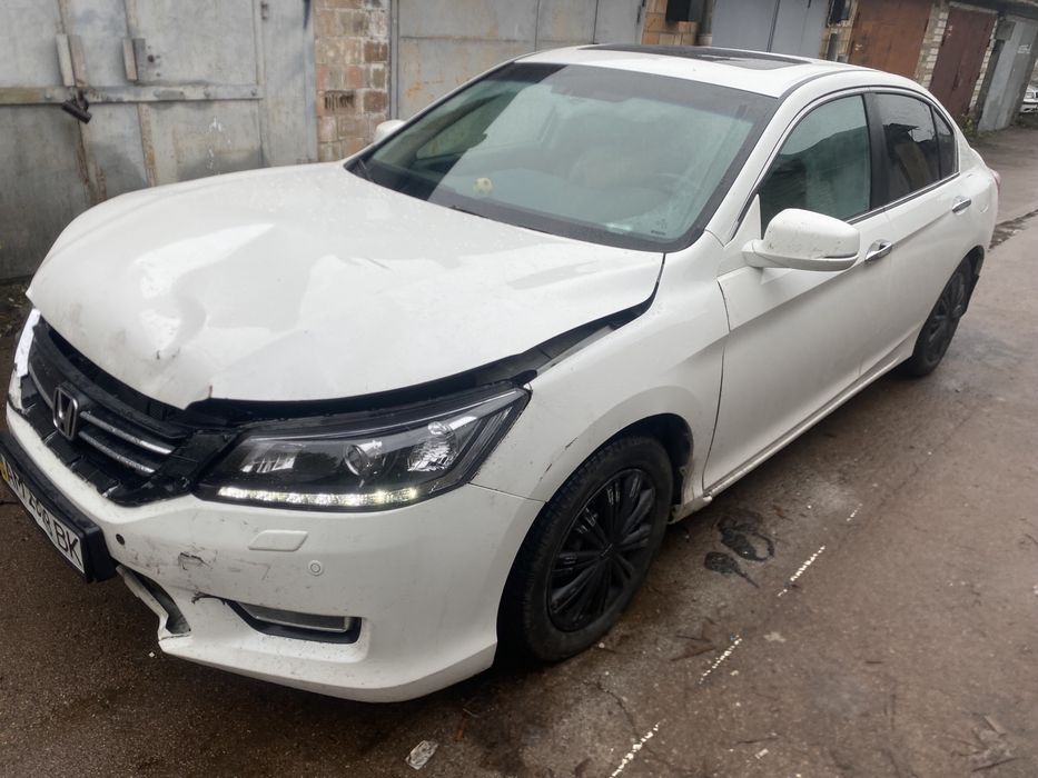 Продам Honda Accord 2013року офіційне авто купувалось в авто салоні в Україні у 2013 році ціна 6500 у.е