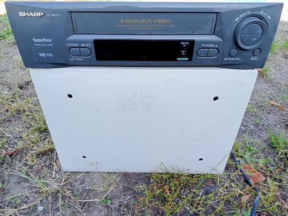 Magnetowid Sharp na kasety sprawny