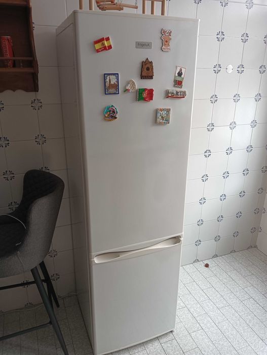 Frigorífico Frigelux combinado Branco a funcionar perfeitamente.
