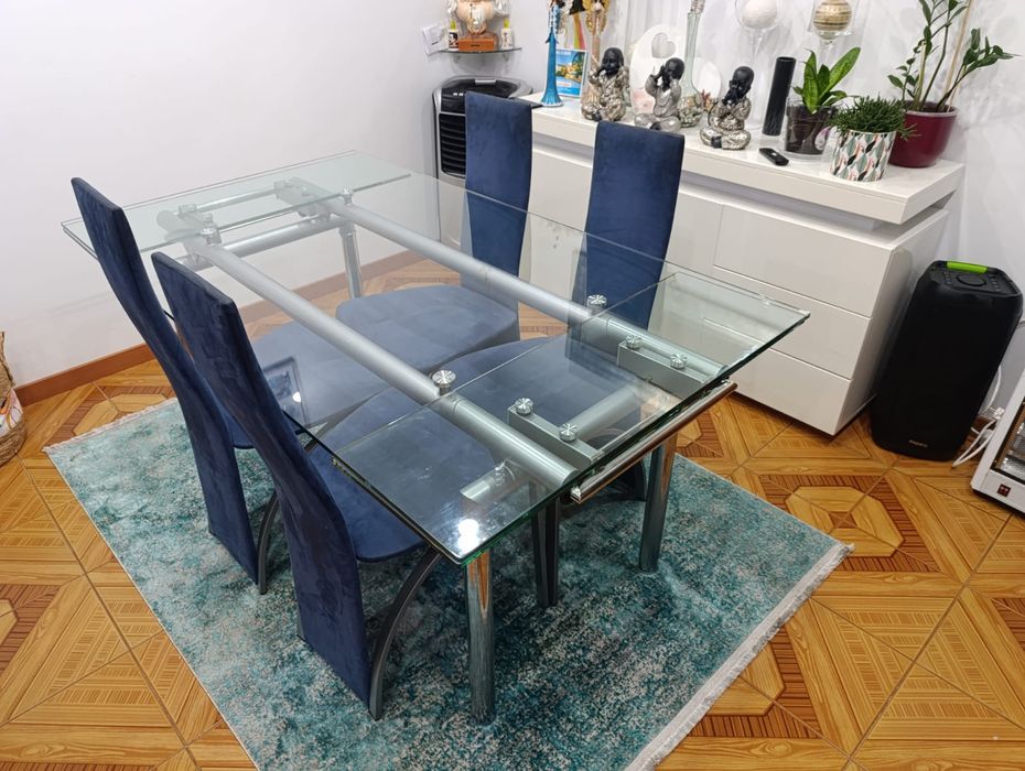 Mesa de vidro extensível com cadeiras
