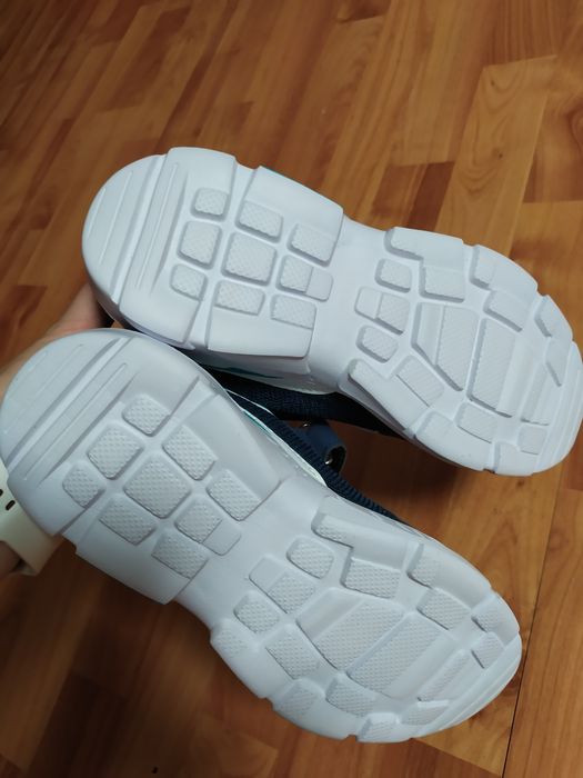 Нові дихаючі кросівки р.34