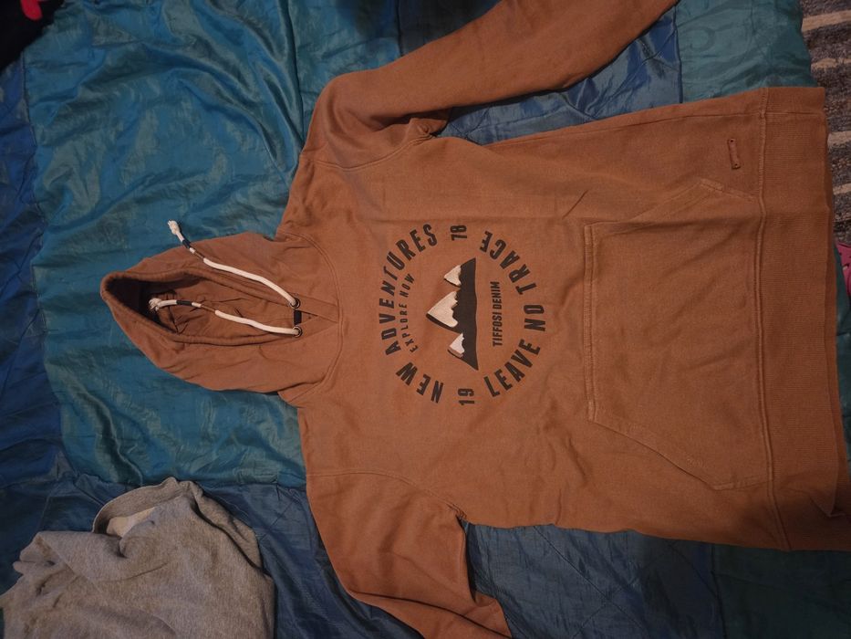Roupa usada, camisolas, t-shirts