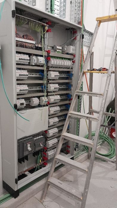 Instalações, Reparações e Manutenção elétrica.