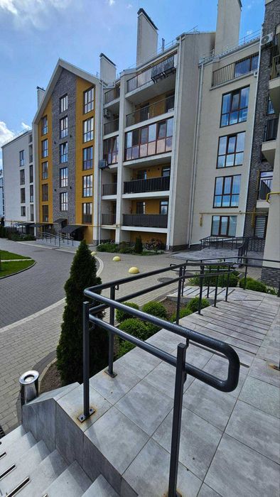 2 к. квартира 85 кв.м. під чистову, розводки, газ. Поряд озеро.
