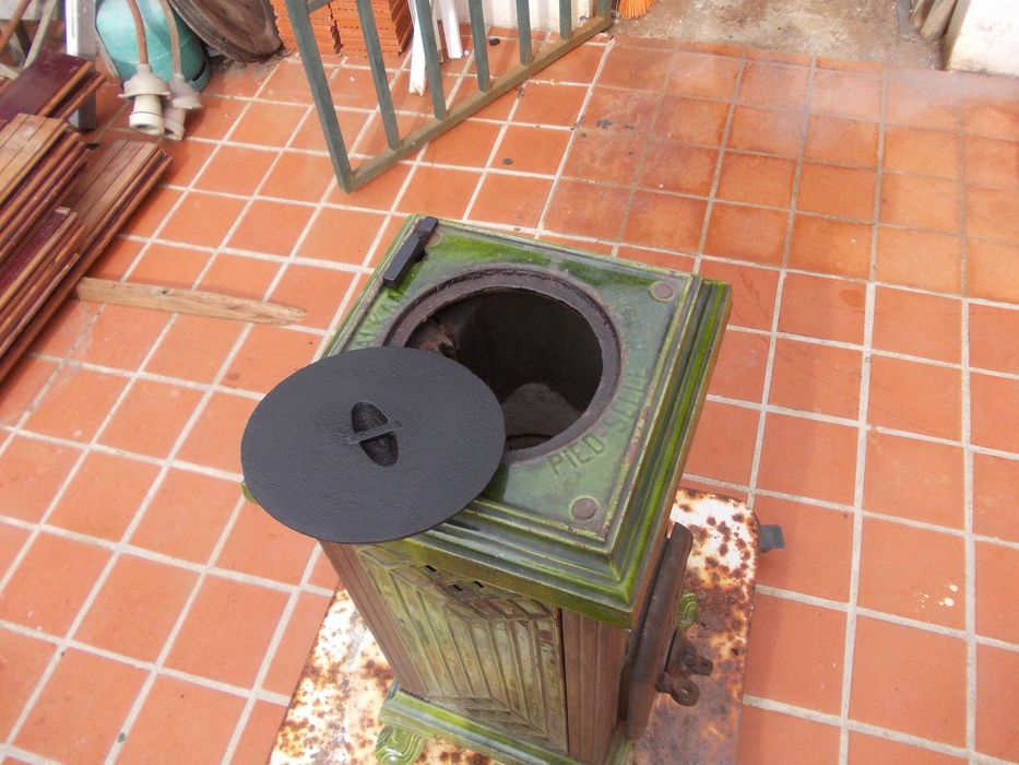 Antiga salamandra  ferro Fundido Esmaltado  a Funcionar Pied de Selle